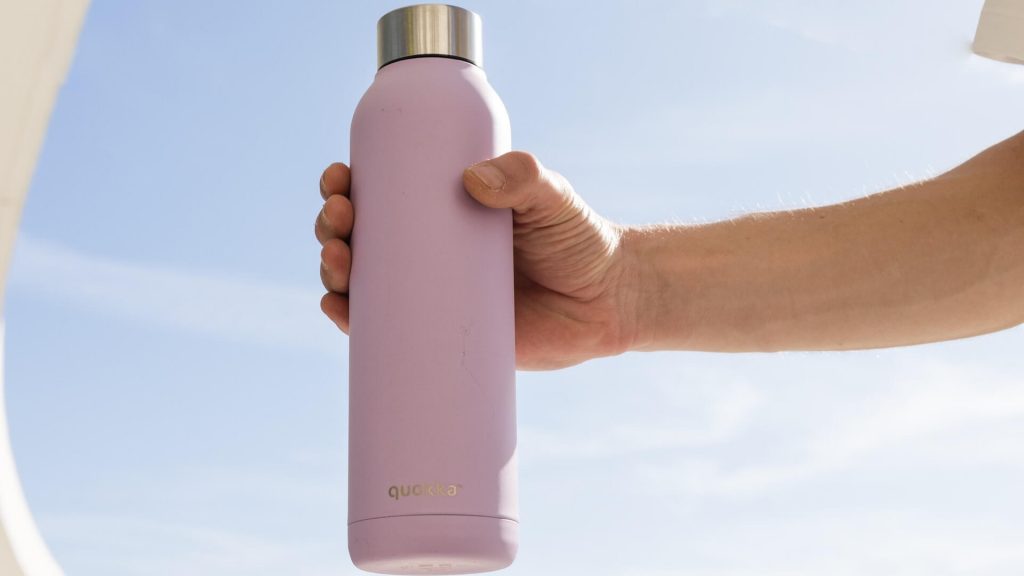 Una persona sostiene una botella de agua reutilizable